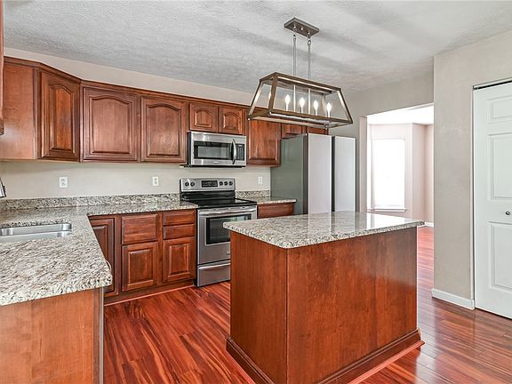 4th image of 625 Water View Dr