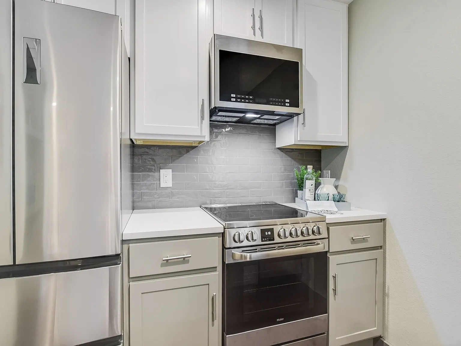 Simple Lease. Exceptional Location. Extensively Renovated Product — Photo 1