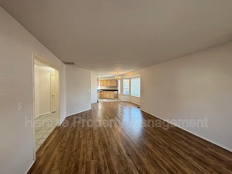 3 bed, 2.0 bath, 1400 sqft, $1,875 — Photo 4