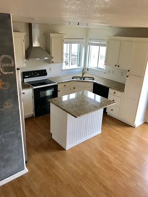 4 bed, 1915 sqft, $2,950 — Photo 2