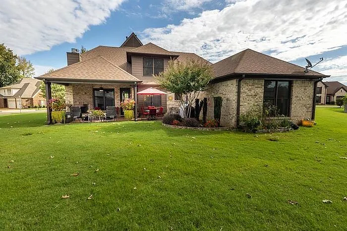 4 bed, 2.5 bath, 2799 sqft, $3,450 — Photo 3