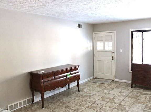 3rd image of 560 Hemlock Dr