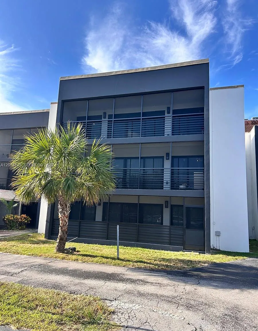 Emerald Hills C C Apts Co — Photo 1