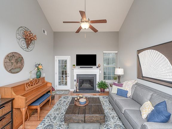 3rd image of 305 Bellerive Dr