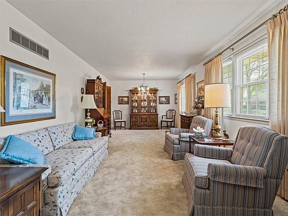 4th image of 503 NW Wedgewood Dr