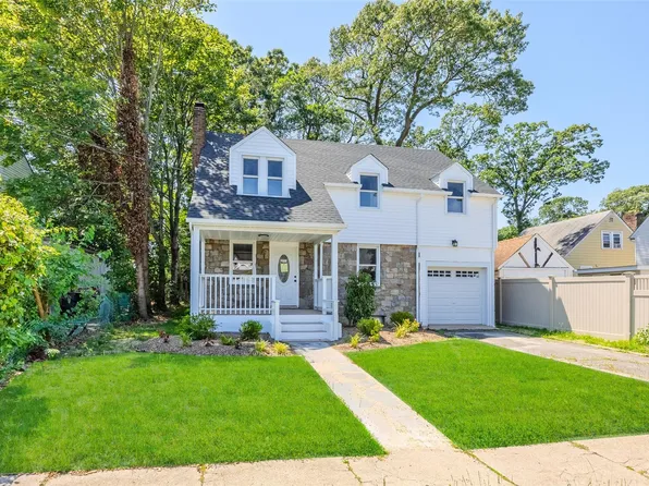 35 High Place, Freeport, NY 11520