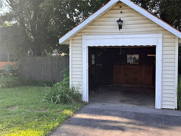 5th image of 230 Curtis St