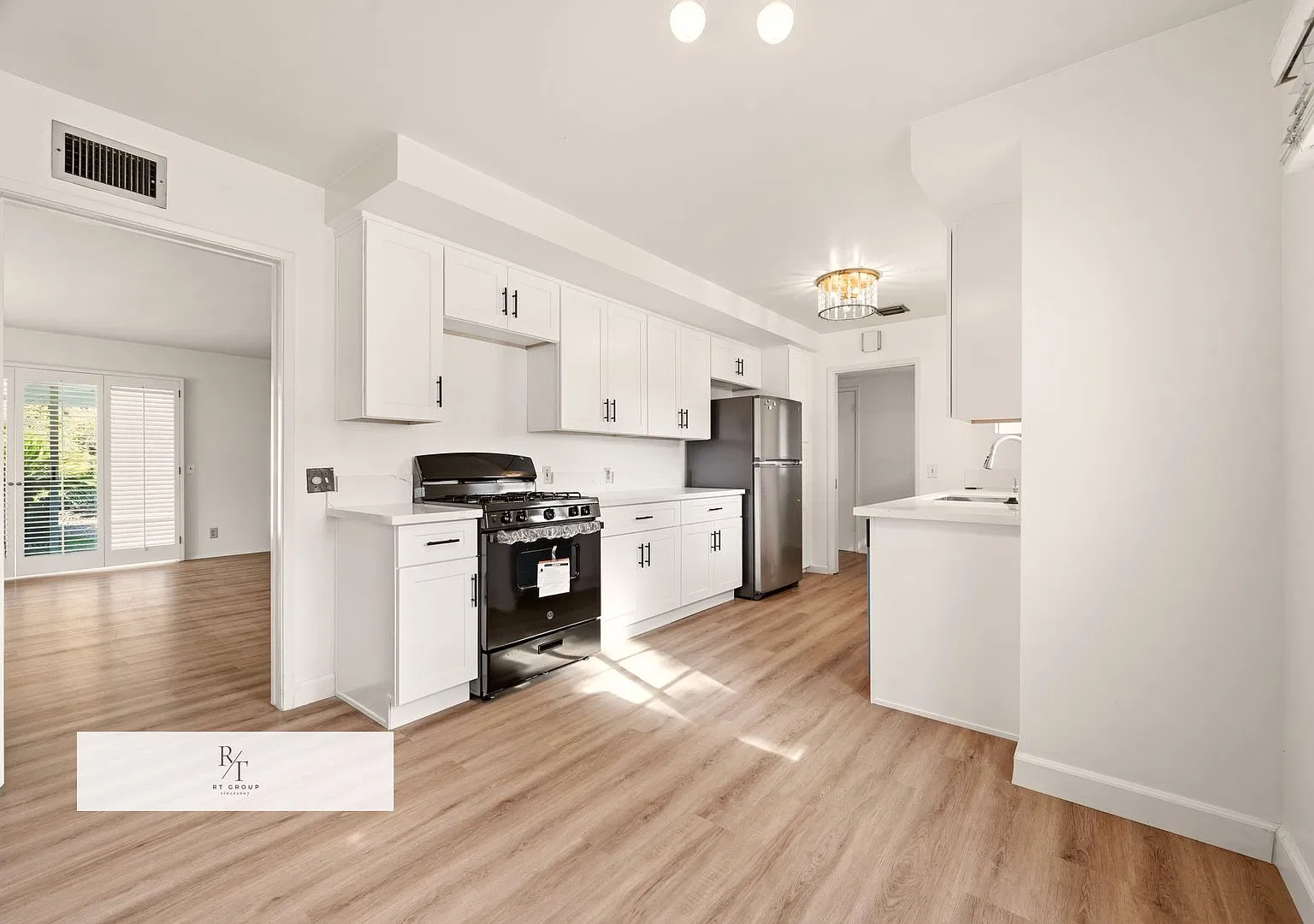 Charming 3-Bedroom Single-Story Home in Desirable Arcadia ! — Photo 2