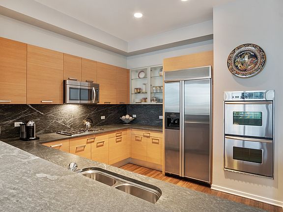 5th image of 500 W Superior St Unit 1305