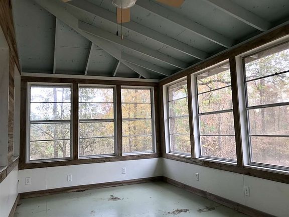 4th image of 199 Carol Anne Dr