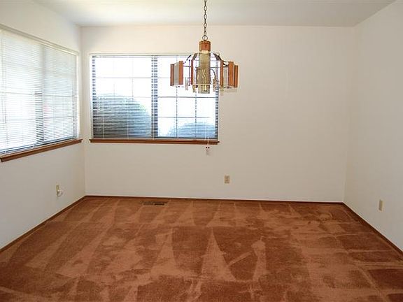 3rd image of 398 Marigold Dr