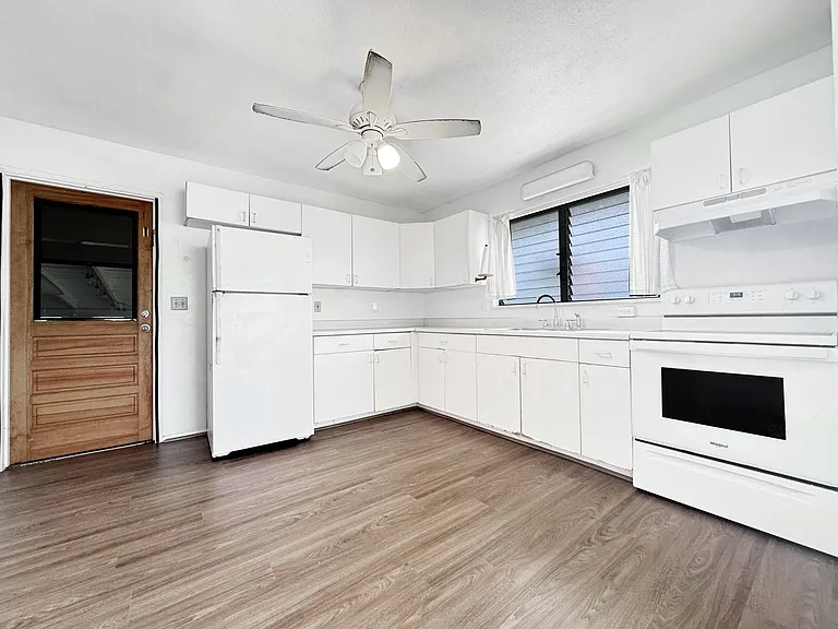 608 Maluniu Ave — Photo 3