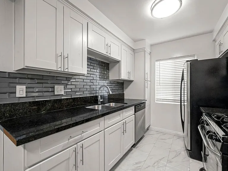 607 N Flores St #2 — Photo 3