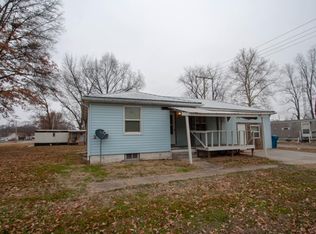 612 W Fackney St, Carmi, IL 62821