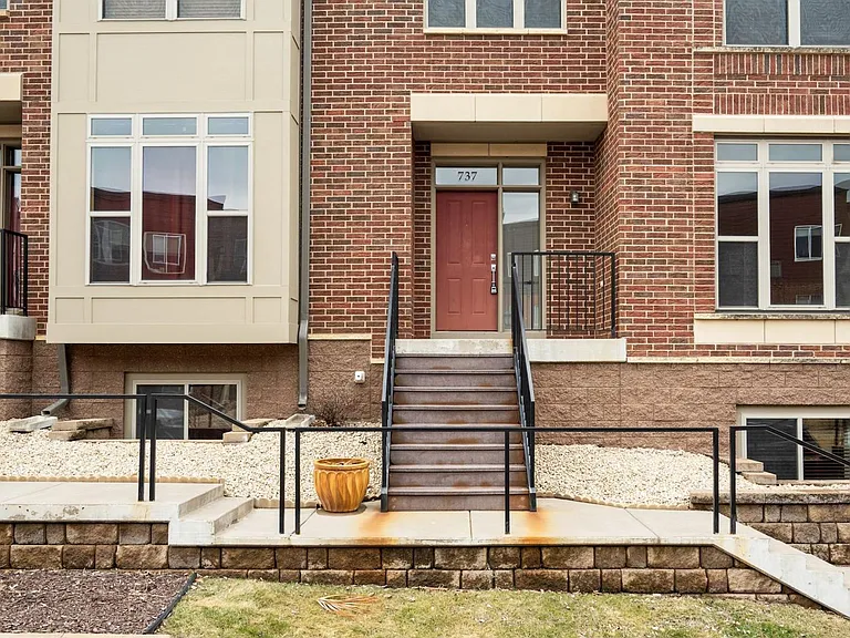 741 Victoria St S — Photo 18