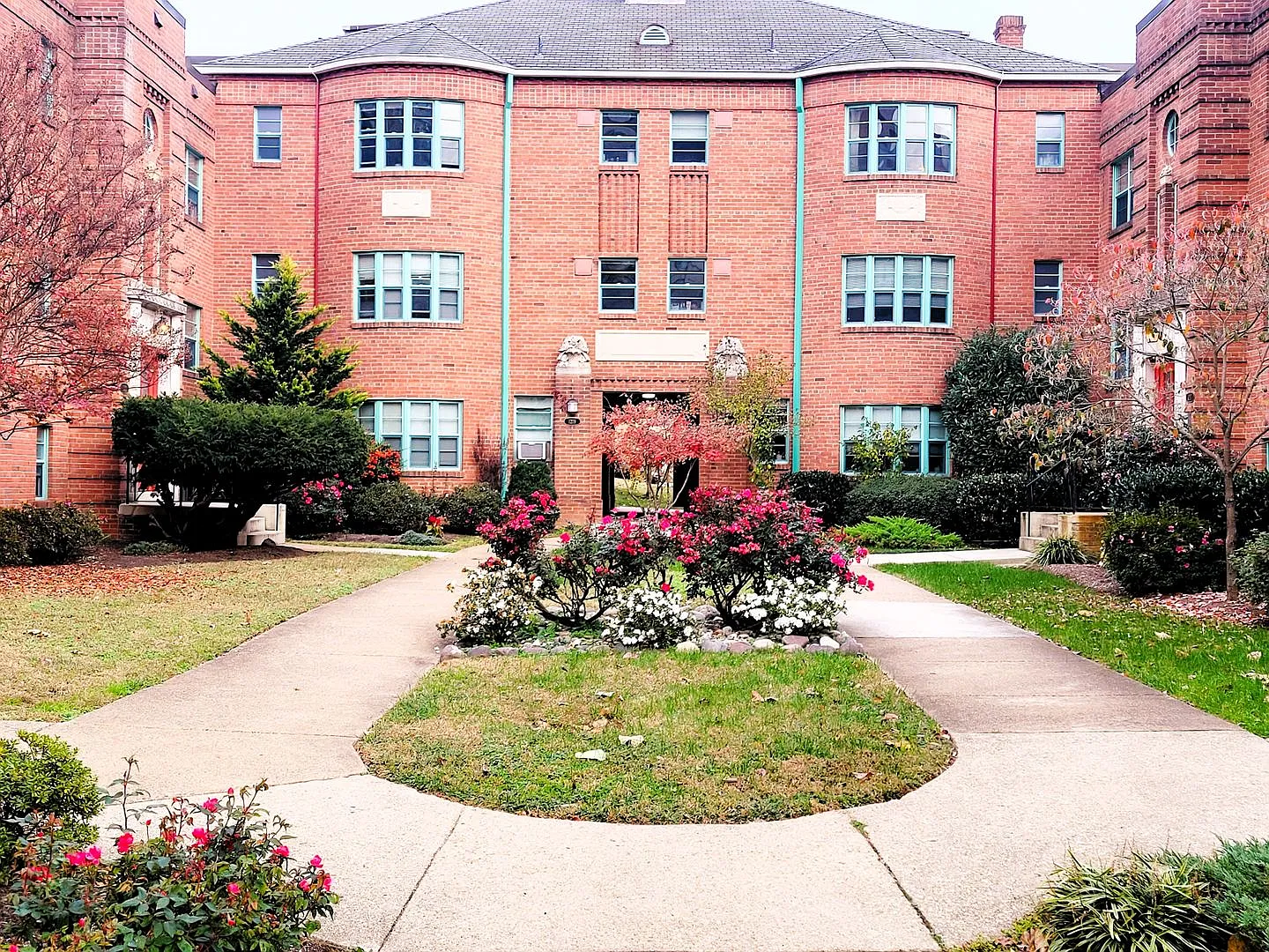 Wakefield Manor Apartments — Photo 3