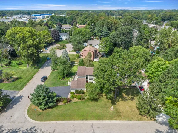 1655 Spruce Dr, Commerce Township, MI 48390