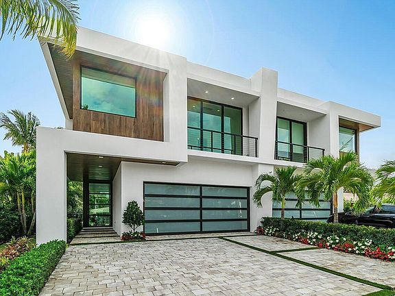 2nd image of 326 NE Wavecrest Way