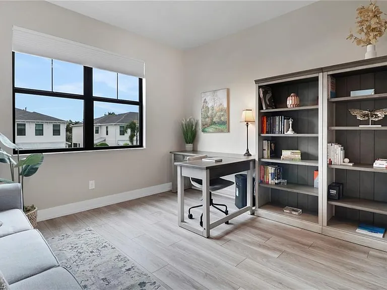 12973 Pembroke Dr — Photo 17