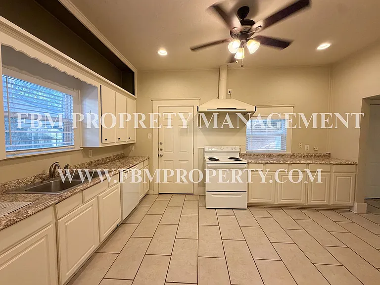 604 W Knox St — Photo 12