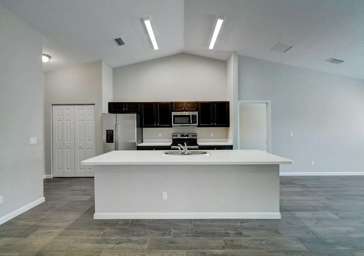 4 bed, 2.0 bath, 1915 sqft, $2,850 — Photo 3