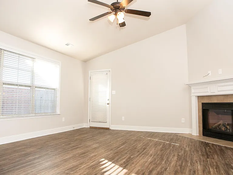 307 Dovington Dr — Photo 2