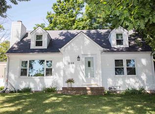 200 Sunset St, Waverly, IA 50677