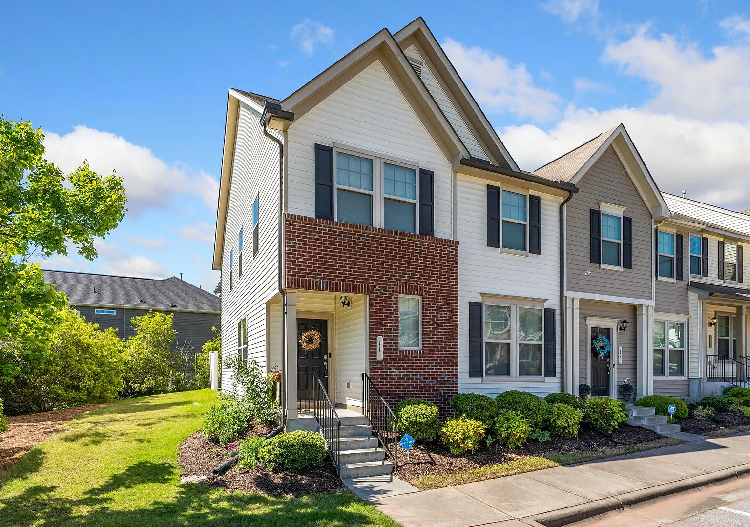 Gorgeous 3 Bedroom, 2.5 Bath Townhouse in Rustica Oaks! — Photo 1