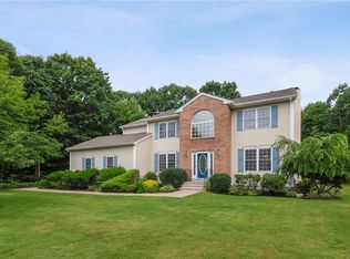 51 Lindsay Ln, Cranston, RI 02921