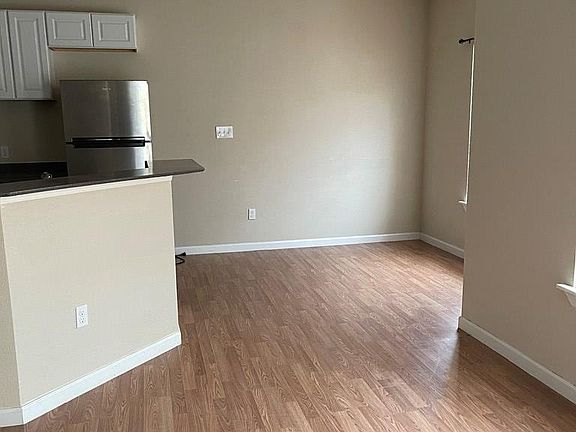 3rd image of 409 Carver Ave