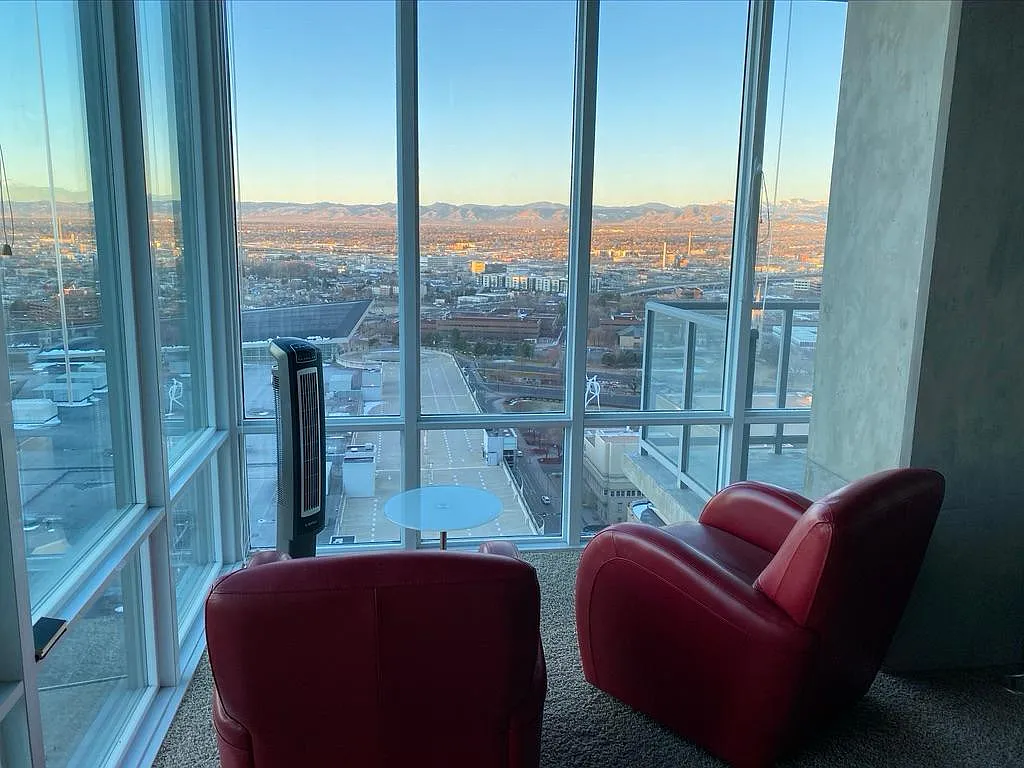 1 bed, 1001 sqft, $2,400 — Photo 2