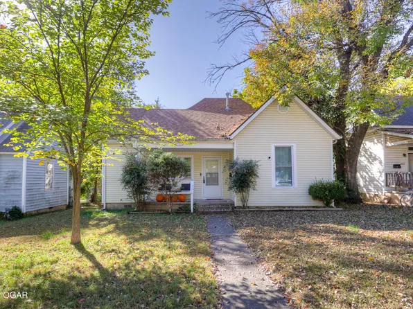 1320 W Austin St, Webb City, MO 64870