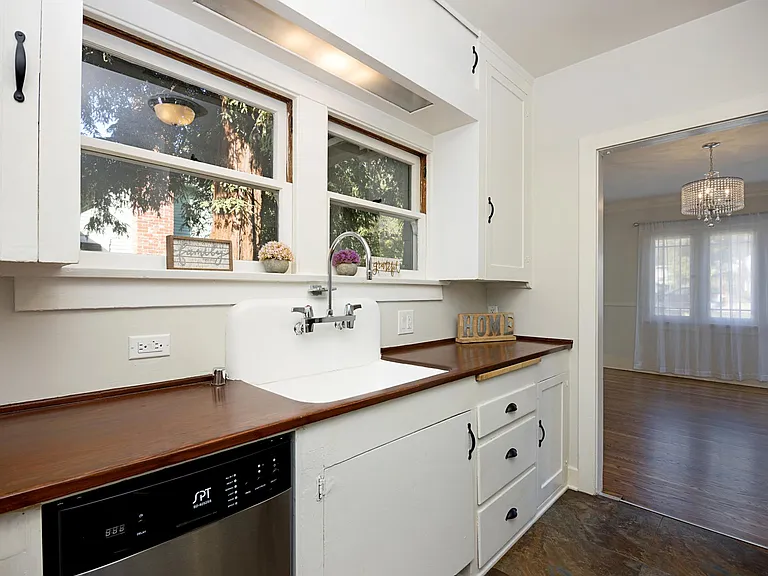 1652 Paloma St — Photo 12