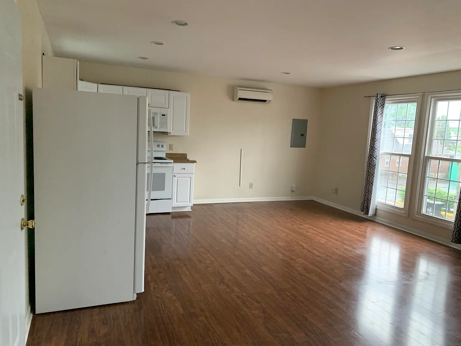 Studio, $750 — Photo 3