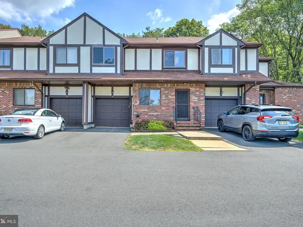 14 Hastings Ct, Ewing, NJ 08628