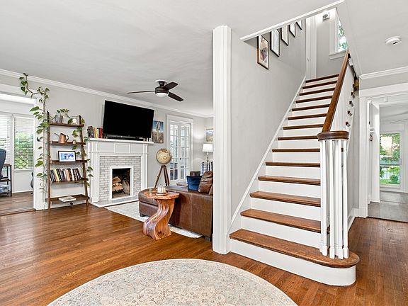 4th image of 120 Maple Ave