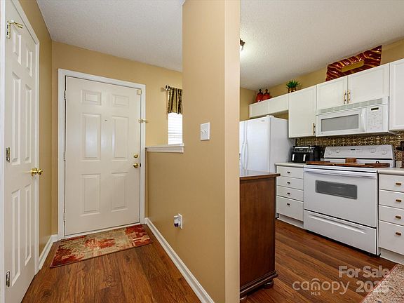 3rd image of 7677 Petrea Ln
