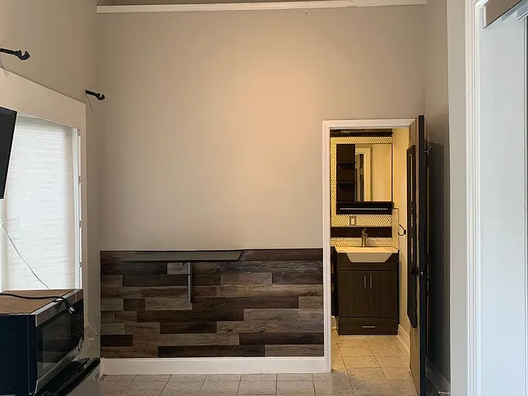 537 E Ave NE — Photo 2