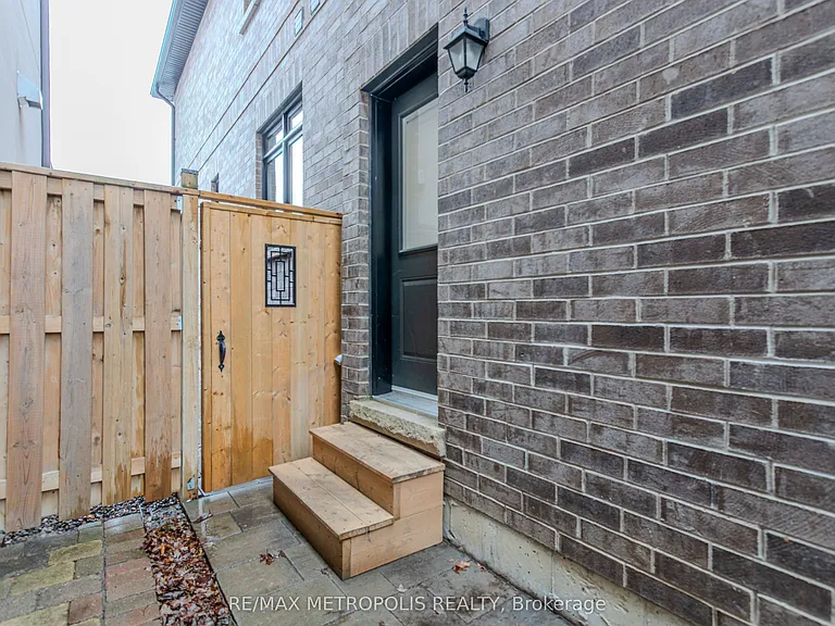 79 A Laburnham Ave #BASEMENT — Photo 8