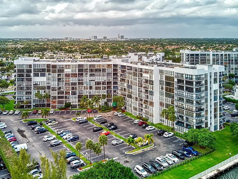 800 Parkview Dr #901 — Photo 58