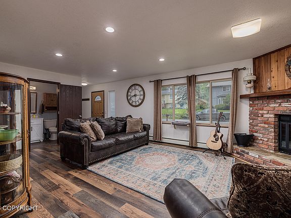 3rd image of 900 Woodmar Pl