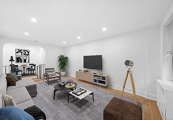 3rd image of 161 E 91st St APT 1G