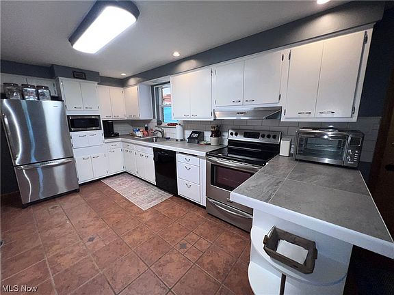 5th image of 230 Skyline Cir