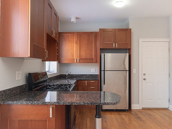 4th image of 7530 N Seeley Ave #602