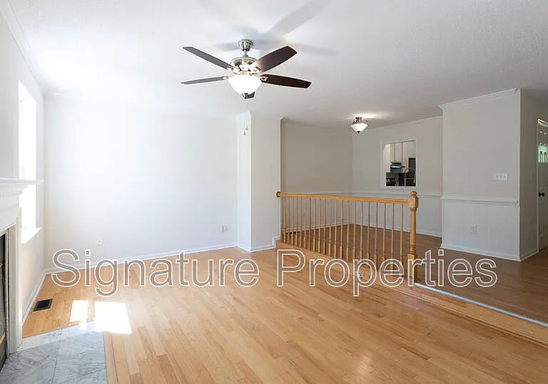 405 Lakeview Ct — Photo 12