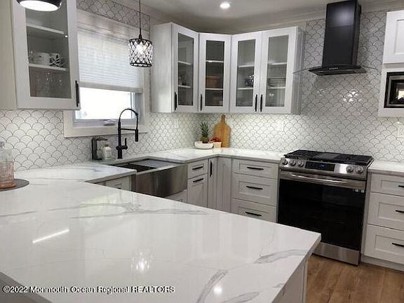3rd image of 233 Torrey Pines Dr