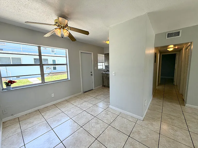 915 NE 8th St #104 — Photo 3