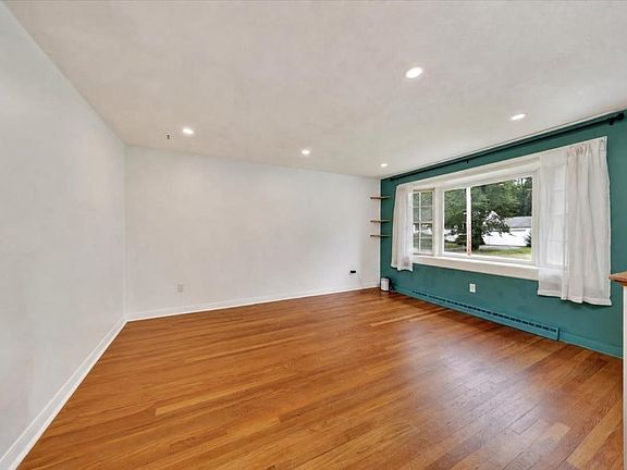 5th image of 472 Summer St