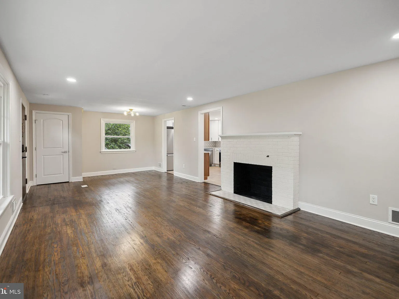 3 bed, 2.0 bath, 1800 sqft, $3,800 — Photo 4