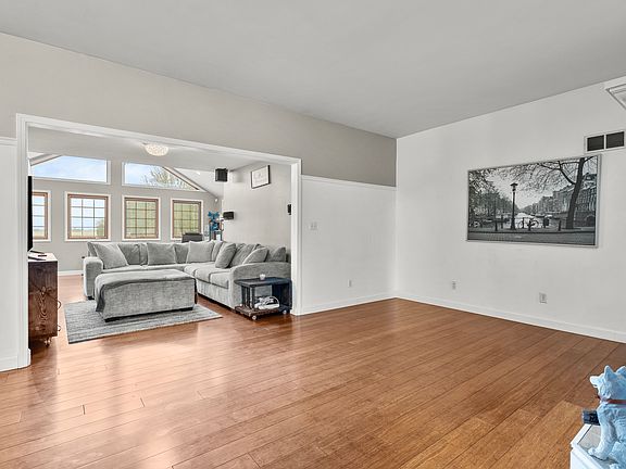 5th image of 301 Fuller Ave